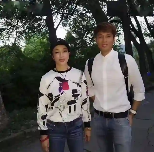 刘晓庆和经纪人一起合影，俩人看起来像母子，网友：比她男友帅