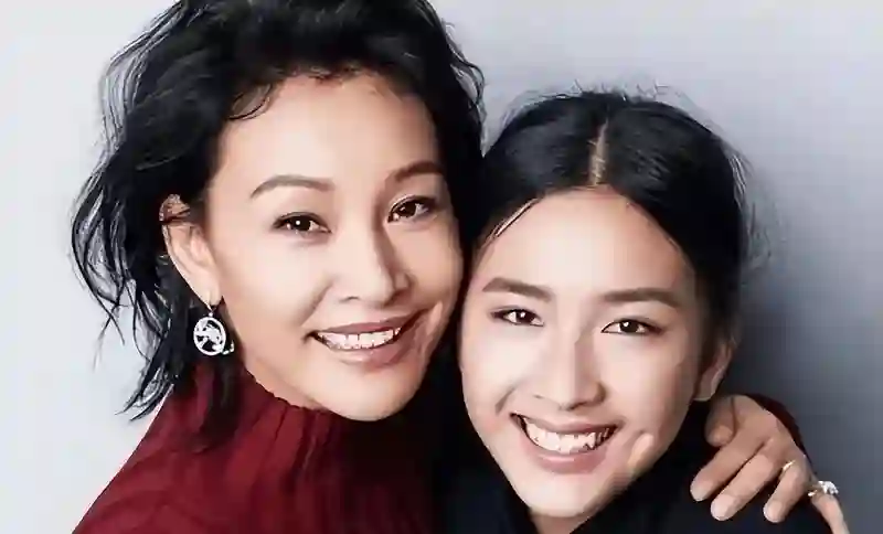 陈冲女儿出镜，五官立体显混血，没妈妈凶相更像明星！