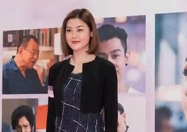 TVB前女星在东莞打工求生，拍短视频秀大长腿，被指擦边博取关注