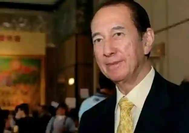 当代“韦小宝”邓兆尊，同时交往仨女友，最穷兜里就剩一亿