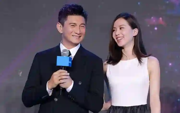 刘诗诗吴奇隆合体带娃，两人无交流，保持距离，6岁儿子很活泼