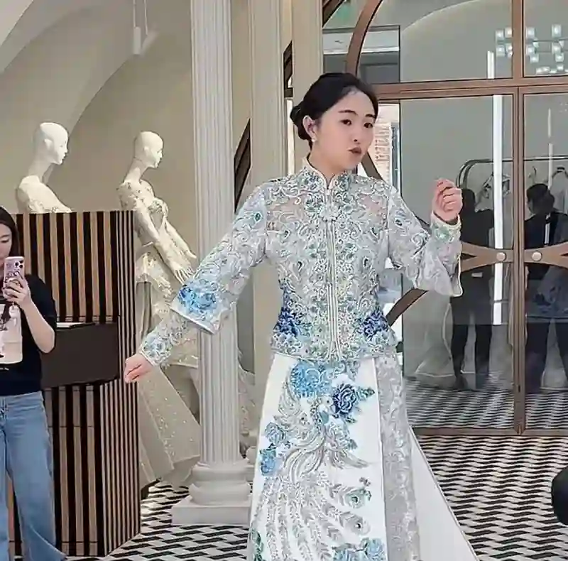 金龟子31岁女儿惊艳婚纱照曝光！三年等待，终于补办了“童话婚礼”！