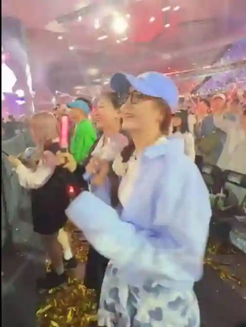 张杰演唱会惊现陈梦身影，穿蓝衬衫化身 “蹦迪少女”