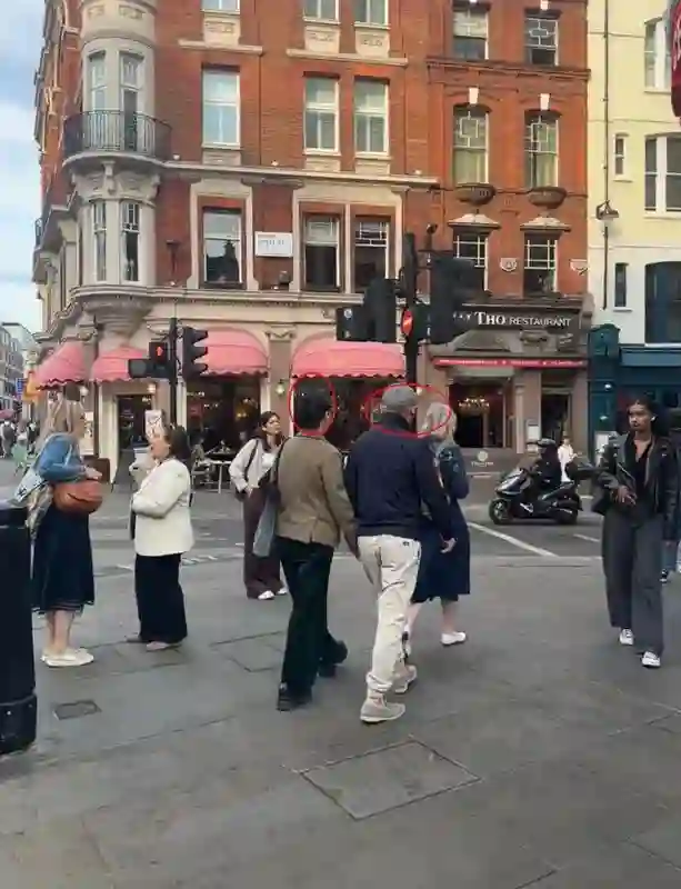 那英在伦敦陪李嫣吃饭，比王菲还贴心，嫣儿笑容满面和阿姨聊天