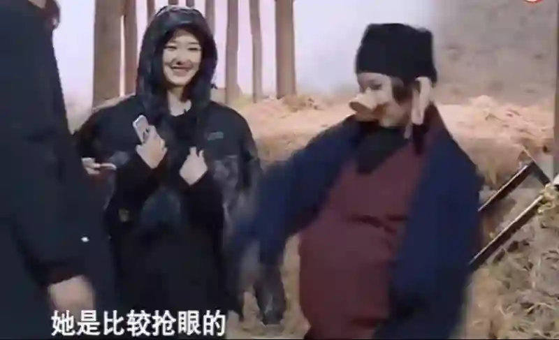 她不是实力很强么？怎么弹幕都在骂…
