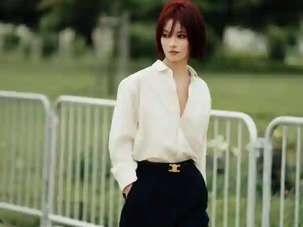 李庚希红发造型惊艳 吊带裙勾勒曼妙身姿展轻熟魅力