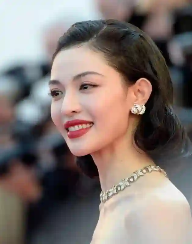 中国女星戛纳巅峰对决：她穿成东方名伶扛住生图，而她一改面相清纯变凌厉……