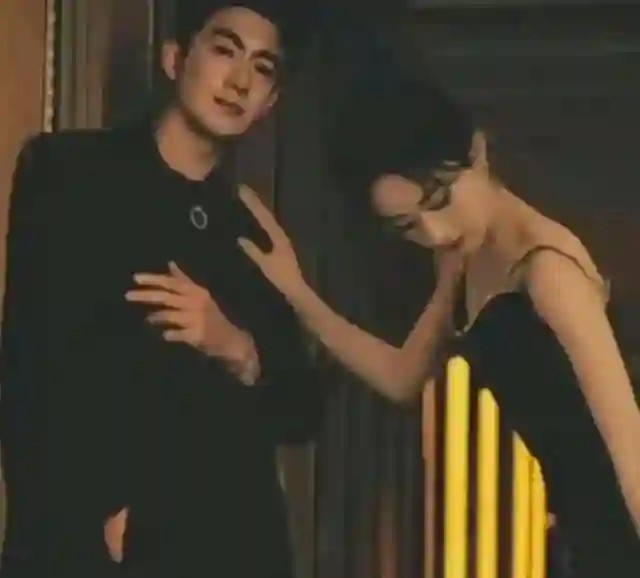 前脚赵丽颖刚被曝光恋情，后脚冯绍峰就有新动作，陈晓彻底输了