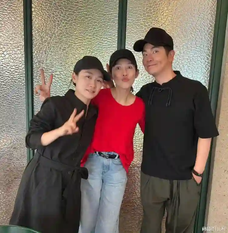 蔡少芬在北京聚餐，四个人排排站，陶昕然个子真不高，娘娘是真美