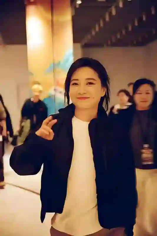43岁贾玲近况曝光，与汪顺一起打网球，身材苗条活力满满，没复胖