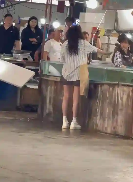 关晓彤脱离美颜滤镜 ，嘴角纹、法令纹严重，给人又老又年轻的感觉