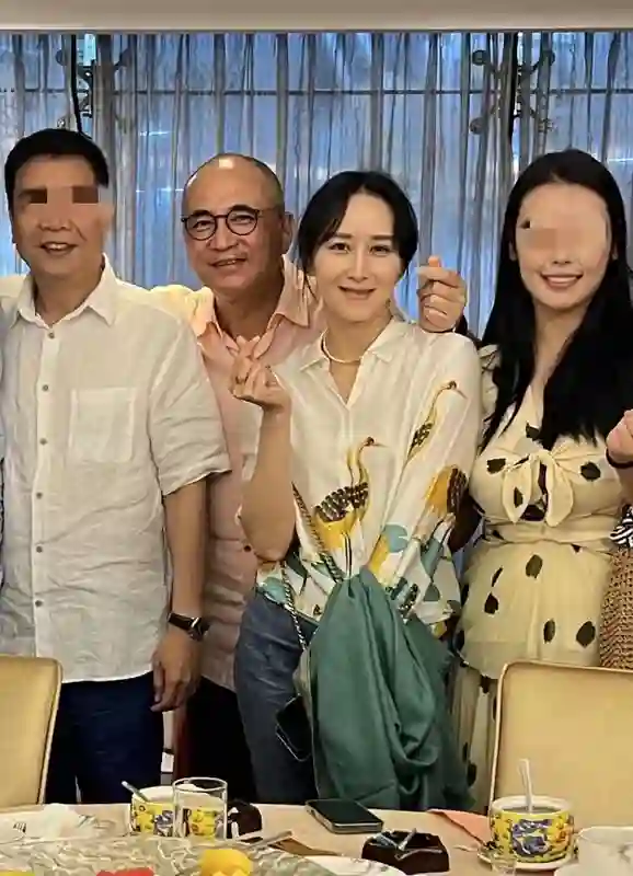 47岁胡静回马来西亚参加聚会！淡妆仍显发际线高，朱兆祥油光锃亮