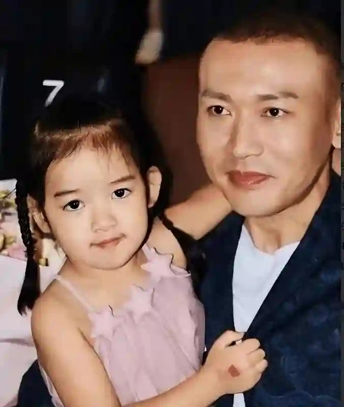 女儿11岁成“小戏骨”，继承父母好基因，考古聂远老婆晒幸福合照
