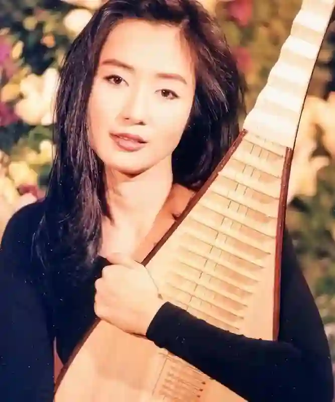都说吴绮莉人生失败，自己糟糕，女儿也糟糕，可林凤娇也好不到哪