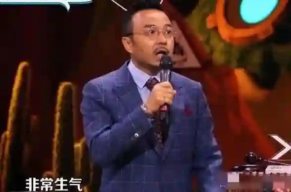 51岁汪涵在长沙街头喝咖啡，穿人字拖爱嚼槟榔，身上老人味明显
