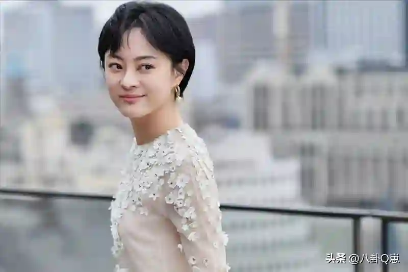 一脸凶相的孙俪能算大美女吗？看看她与杨幂、周迅的合照就明白了