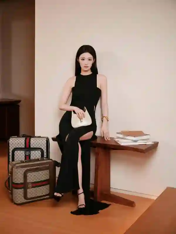 黑裙开衩显曲线！王楚然黑长直造型冷艳酷飒