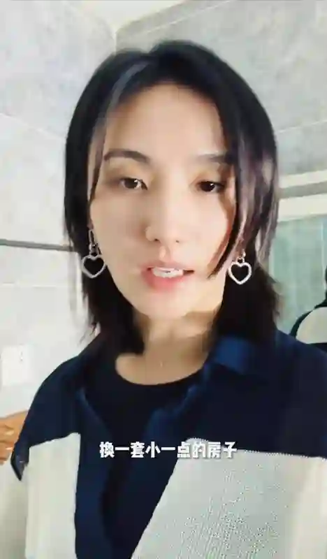 李亚鹏妻子搬家大曝光，豪宅变小区，王菲的选择真聪明！