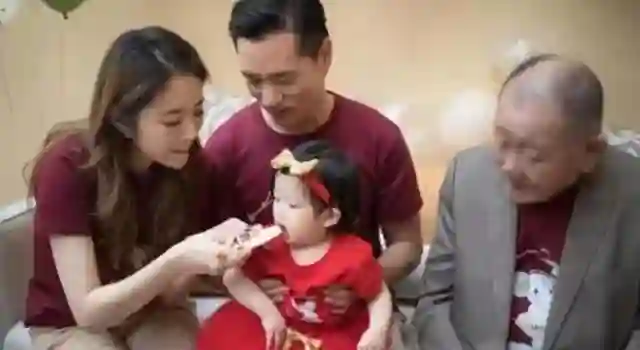 老公陈荣炼被捕，豪门梦碎，独自带俩娃的安以轩现在怎样了？