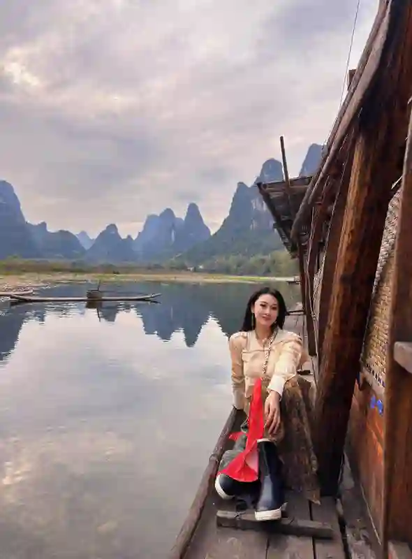 张馨予演绎少数民族风情，饰品与笑容成绝配