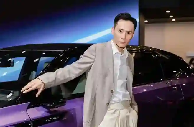 <em>刘烨</em>回应近照