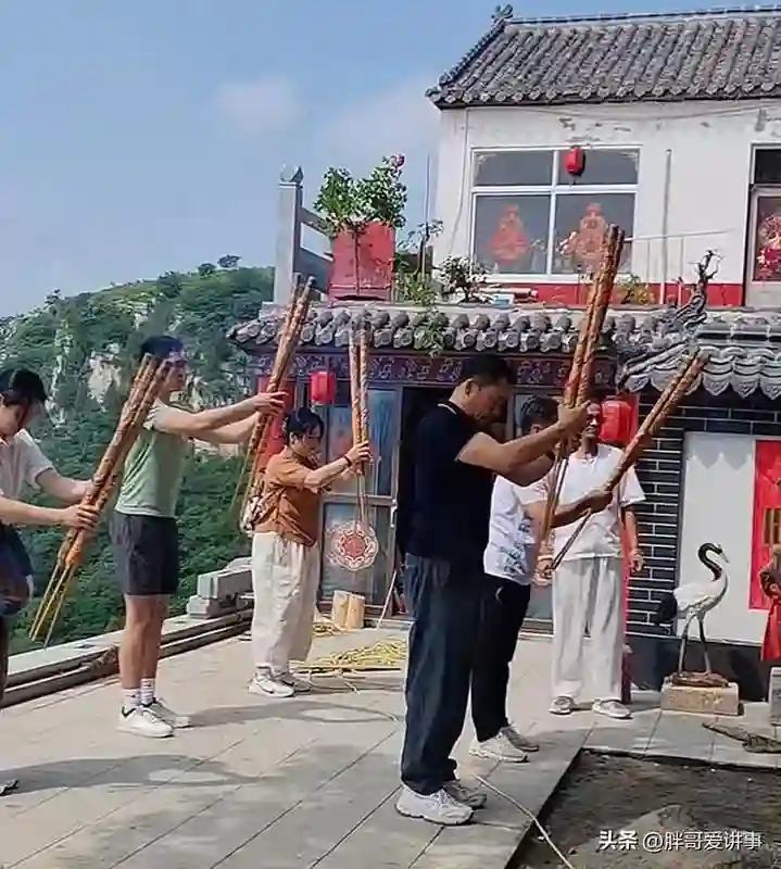 演员丁海峰携妻儿再回淄博祭祖，19岁儿子罕见出镜，妻子穿着朴素