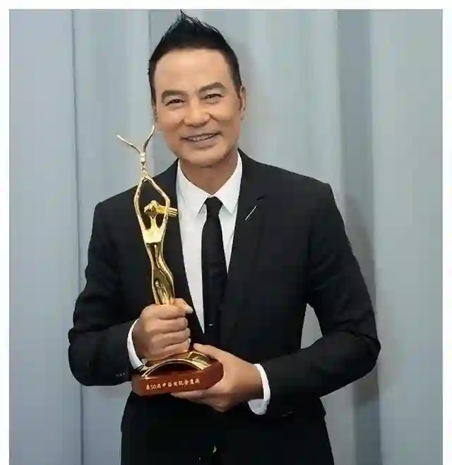 任达华：出道43年0绯闻，为爱丁克，50岁老来得子泪流满面