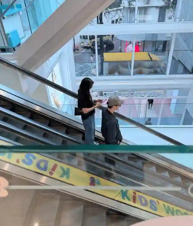 袁咏仪夫妇香港逛街，53岁张智霖宽肩窄腰大长腿，比镜头前更年轻