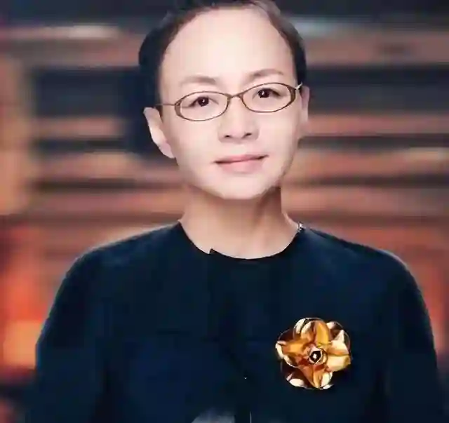 65岁宋丹丹现状：3段婚姻4个男人，面容憔悴，和那英在北京逛商场