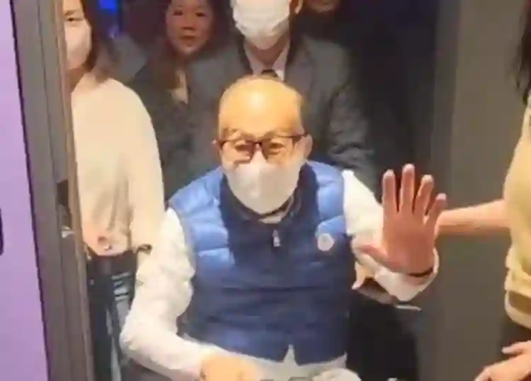 97岁李嘉诚近照曝光！头发掉光、弓腰驼背，但一个细节让人泪目