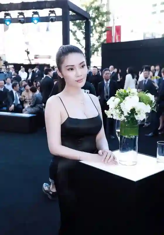 徐冬冬晒8年前后对比美照：成熟魅力升级，身材依旧性感吸睛