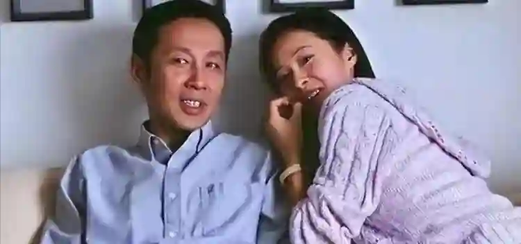 48岁左小青现状：现身香港，素颜皮肤嫩到发光，如今单身不谈恋爱