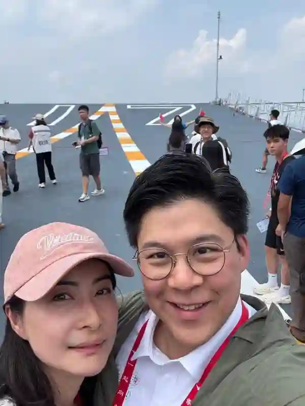 登上山东舰，郭晶晶晒最新合照！霍启刚回应：很感动，真的感动