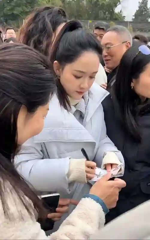 45岁的陈乔恩，终究败给年龄，如今脸蛋越来越肿，让人不敢认