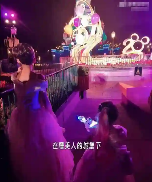 昆凌携三萌娃畅游迪士尼！为大女儿海瑟薇打造 10 岁童话生日宴