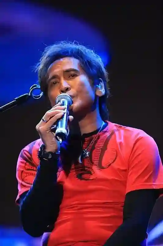孙丽雅：嫁大24岁歌手齐秦，婚后连生两胎，一家四口其乐融融