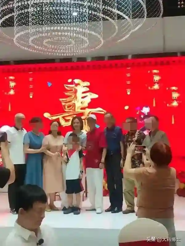 谢娜二舅生日宴曝光，摆了十几桌好热闹，谢娜和父母现身成焦点