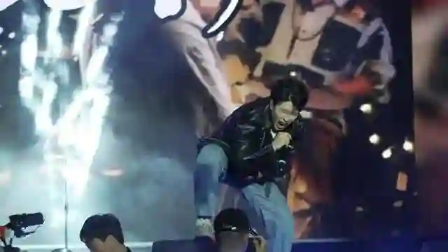 万梓良22岁儿子参加湖南音乐比赛显天分 越大越靓仔竟撞样吴卓羲