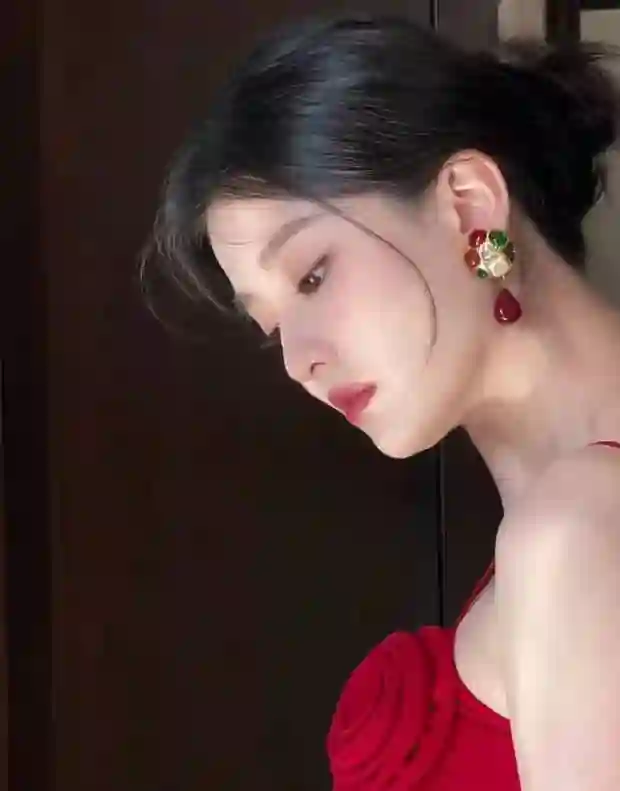 乔欣深V红裙亮相身姿婀娜 宛如娇艳玫瑰绽放