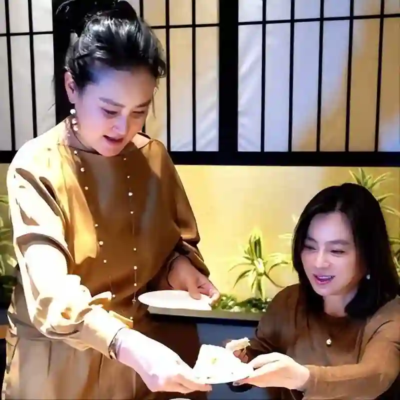 面相全变了！再看62岁李玲玉和61岁傅艺伟，才明白两人差别在哪