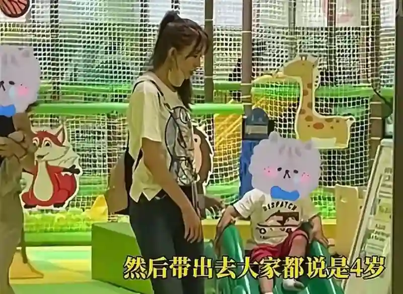 51岁林志玲新加坡带娃，双腿细长背影很少女，小12岁老公像流浪汉