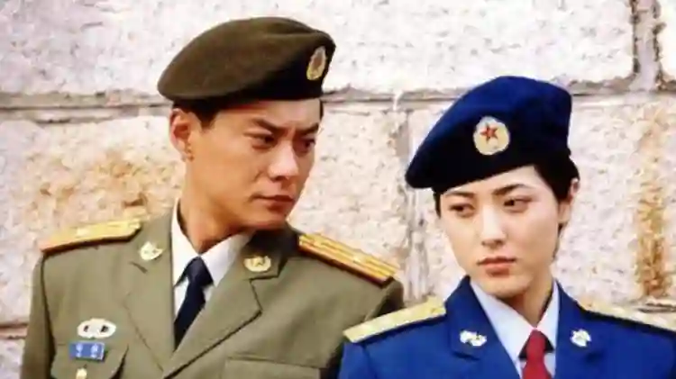曾黎机场落泪！曾靠美貌“征服”众人,如今为何上演“苦肉计”