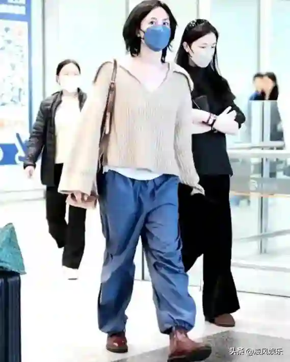 18岁李嫣近照曝光，兔唇痕迹消失不见，美出高度，不愧是王菲女儿