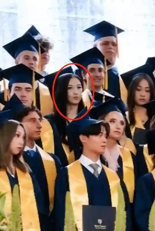 19岁李嫣高中毕业照曝光，站边缘但颜值抢镜，神似王菲人群中好美