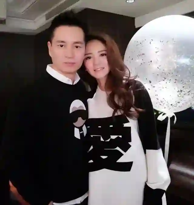 老公陈荣炼被捕，豪门梦碎，独自带俩娃的安以轩现在怎样了？
