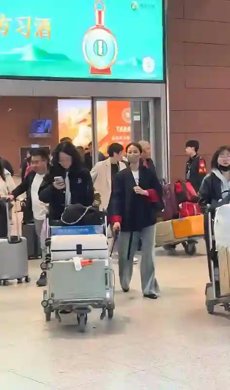 高圆圆在机场被拍，皮肤松垮还有了明显的皱纹，可纯天然自然就是漂亮！