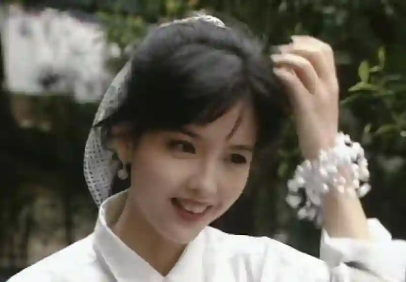57岁周慧敏现身，牙齿又黄又黑太真实，满脸皱纹女神形象不复