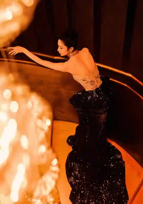 颖儿穿碎钻抹胸裙出镜 美背吸睛尽显豪门千金范