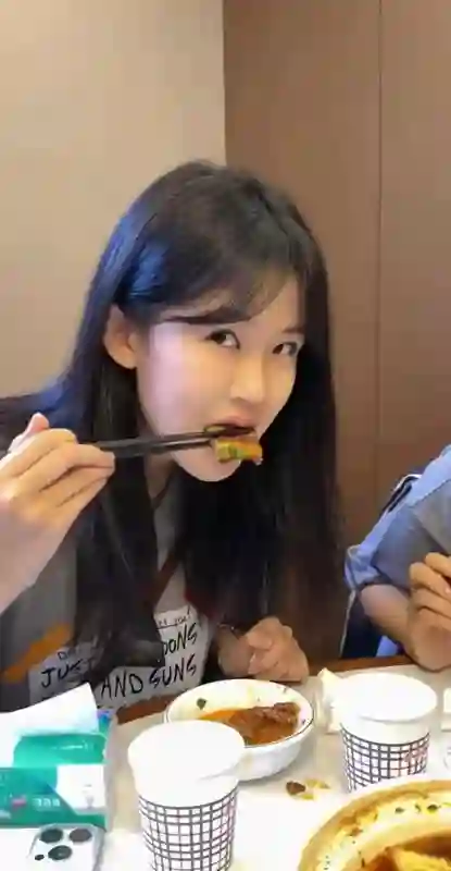 陆毅女儿长大啦，贝儿长得亭亭玉立，眉眼间透着灵动，嘴唇真好看