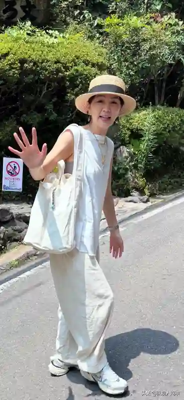 陈嘉桦日本被偶遇，双腿跪着喂儿子吃面，穿着清凉露内衣毫不在意